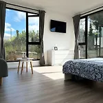 Luxury Deerpark Iconic Rock Views & Outdoor Sauna Sleeps 16 Guests