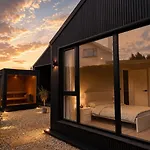 Вилла Luxury Deerpark Iconic Rock Views & Outdoor Sauna Sleeps 16 Guests *