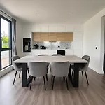 Luxury Deerpark Iconic Rock Views & Outdoor Sauna Sleeps 16 Guests