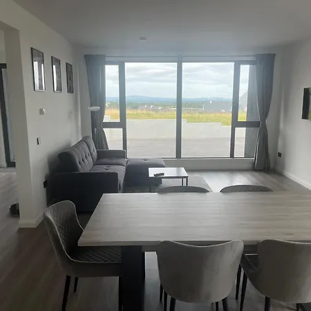 Luxury Deerpark Iconic Rock Views & Outdoor Sauna Sleeps 16 Guests