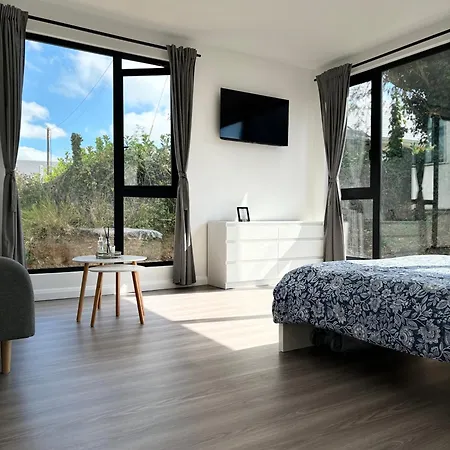 Luxury Deerpark Iconic Rock Views & Outdoor Sauna Sleeps 16 Guests