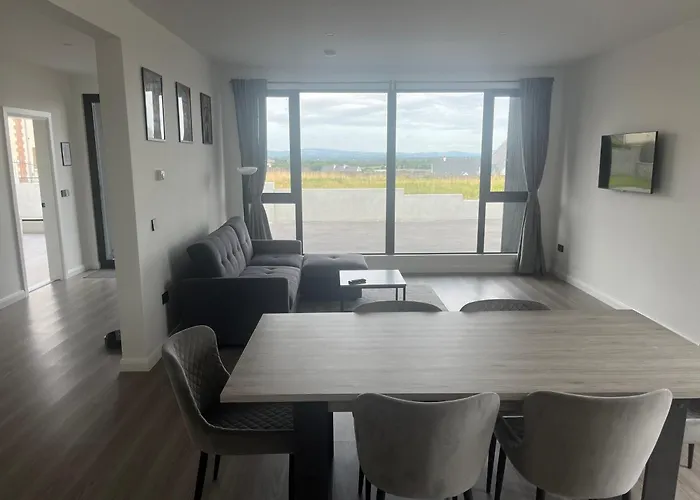 Luxury Deerpark Iconic Rock Views & Outdoor Sauna Sleeps 16 Guests