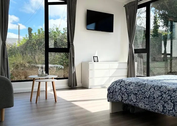 Luxury Deerpark Iconic Rock Views & Outdoor Sauna Sleeps 16 Guests