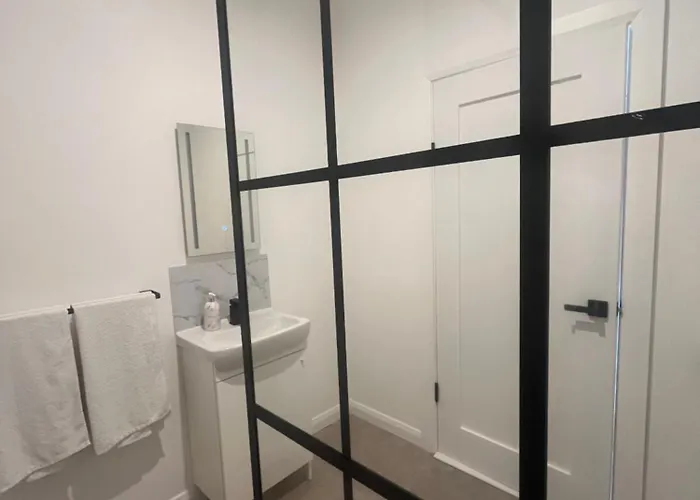 Luxury Deerpark Iconic Rock Views & Outdoor Sauna Sleeps 16 Guests Villa Cashel (Tipperary)