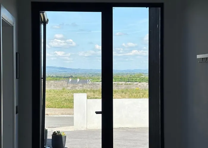 Luxury Deerpark Iconic Rock Views & Outdoor Sauna Sleeps 16 Guests Villa Cashel (Tipperary)