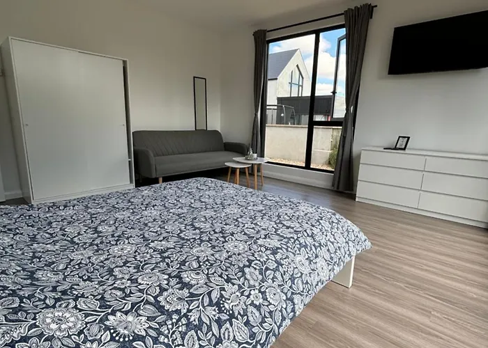 Luxury Deerpark Iconic Rock Views & Outdoor Sauna Sleeps 16 Guests Villa